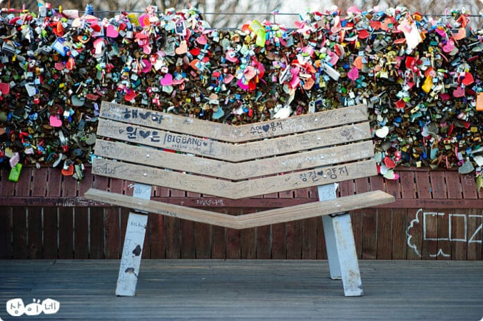 Hàng rào khóa tình yêu trên tháp N Seoul Tower
